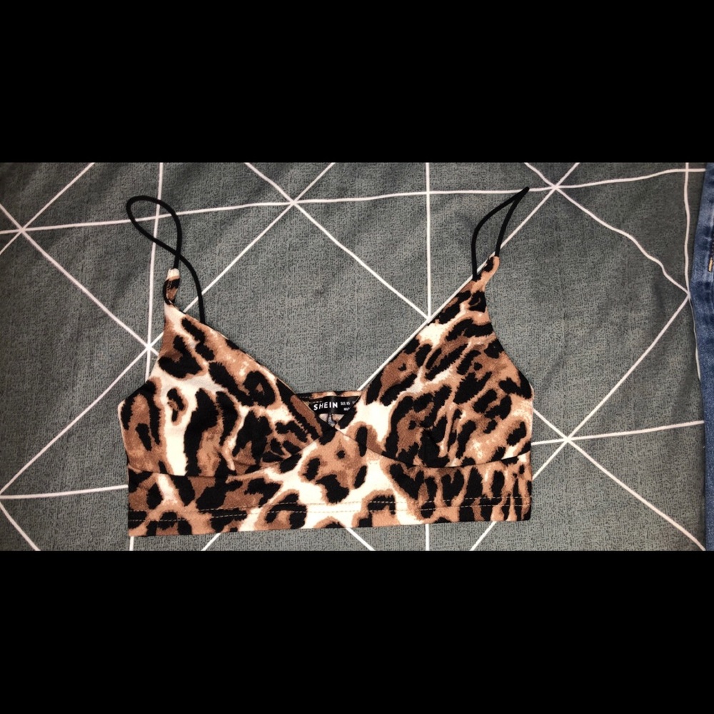 Cute Leopard print crop top, barley used in great condition!!